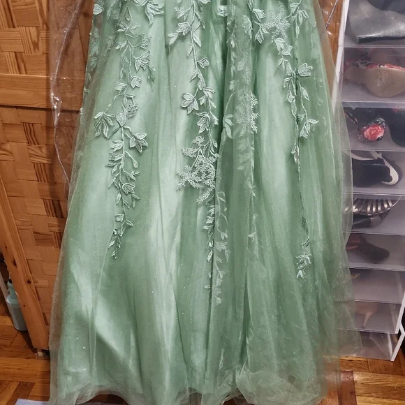 Elegant Green Lace Prom Dress